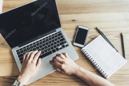 Porträt eines IT-Technikers vor Computern
