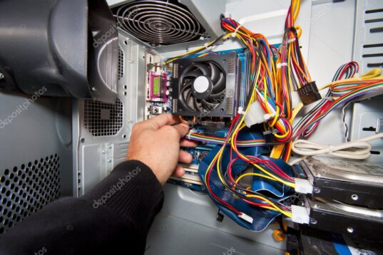 Techniker, der an einem geöffneten Computer arbeitet