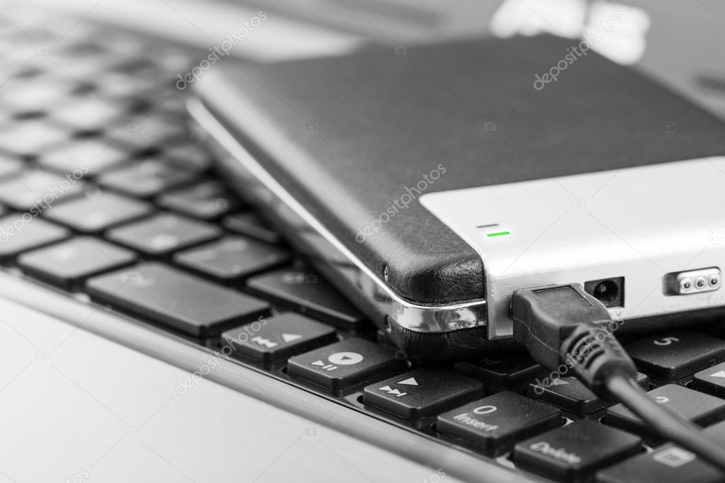 Externe Festplatte neben einem Laptop