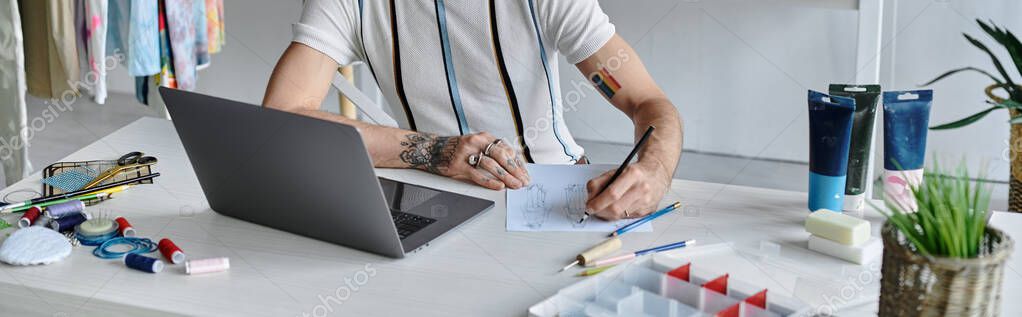 Laptop mit Werkzeugen auf einem Schreibtisch