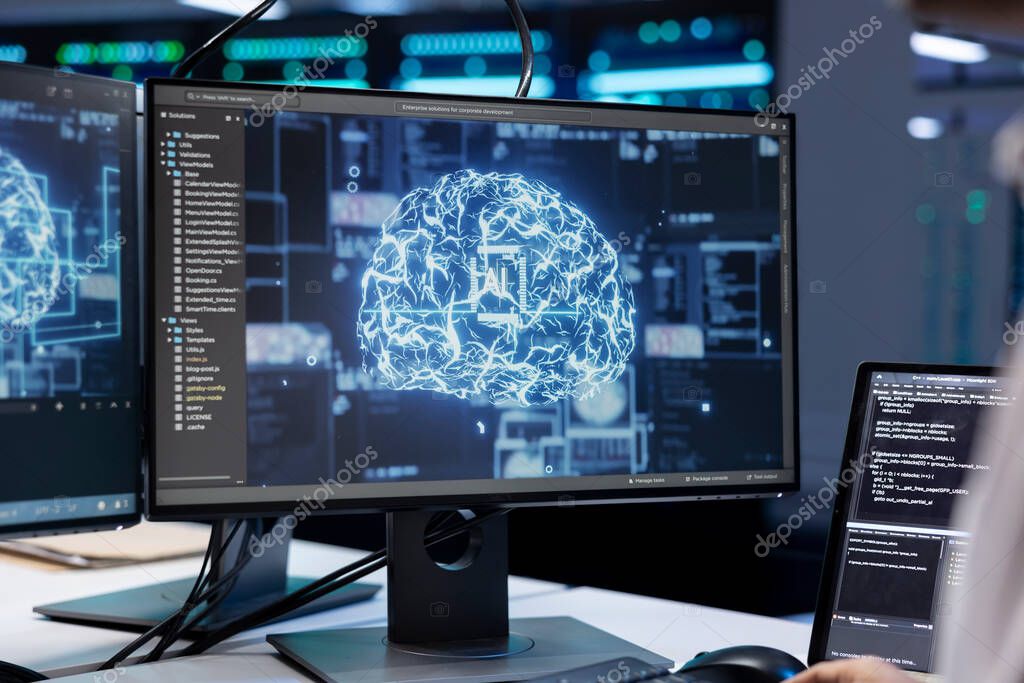Techniker prüft die Hardware eines PCs